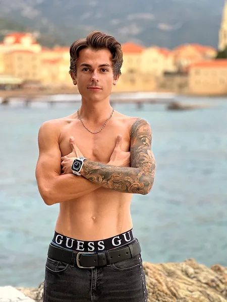 Aron Brown