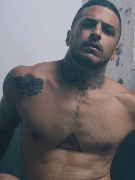 V.