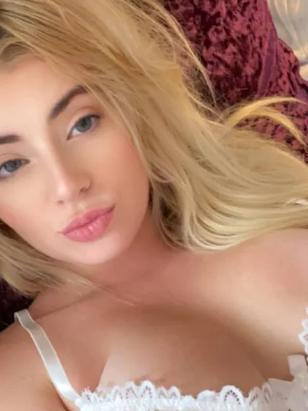 Chloe 👩🏼💕🥰 TAKING CUSTOMS