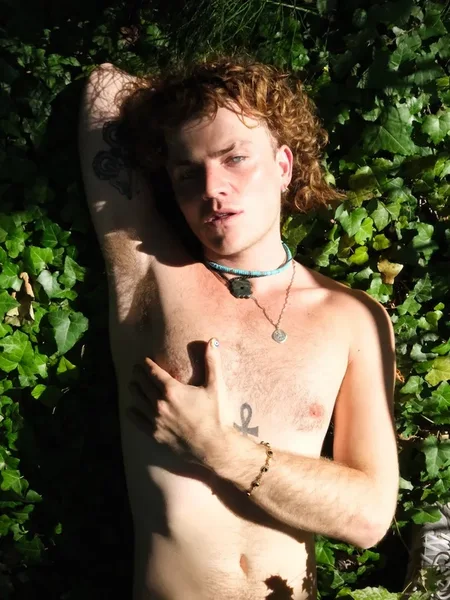 🧜🏼‍♂️