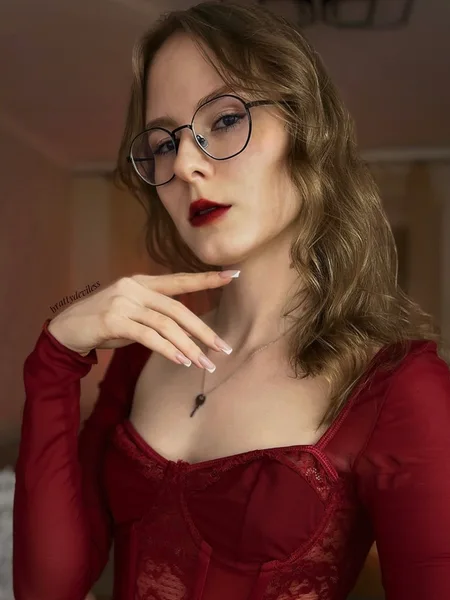 Miss Bella Deviless