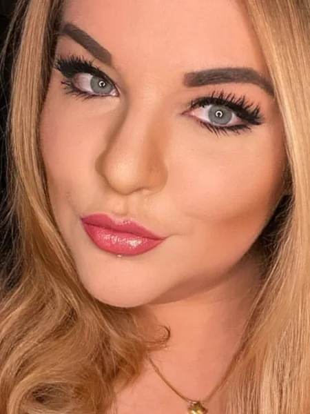 Carina_Curvy