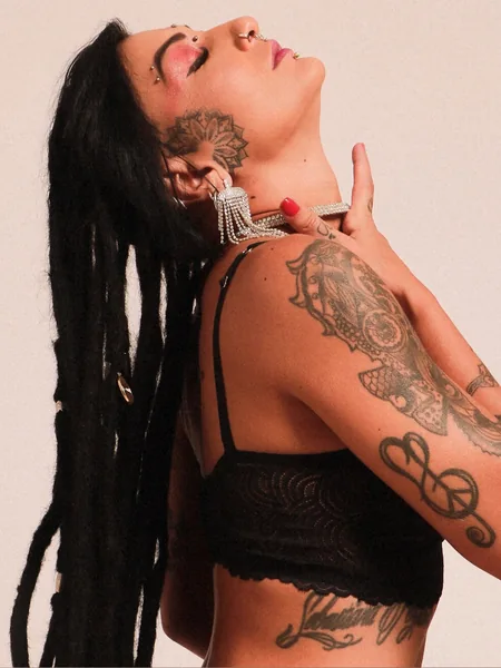 Caroleta Roots