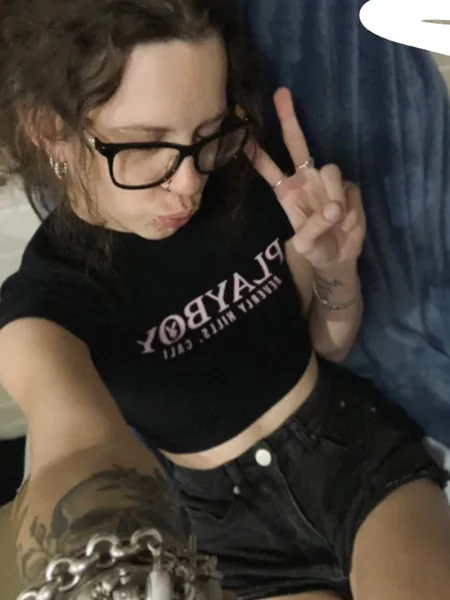 Chickiwithglasses