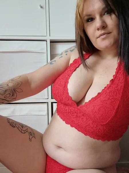 Curvy Tattooed Mom