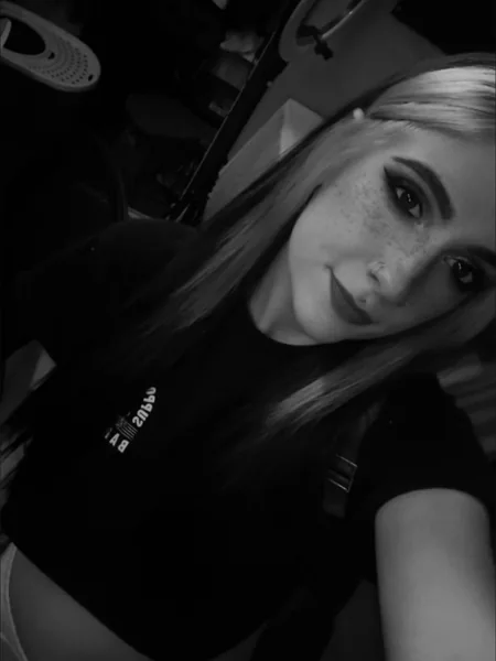 B. 🐝