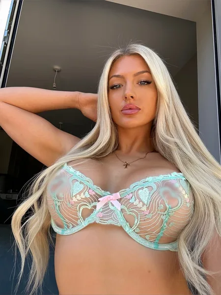 EMMA BANKS🎀