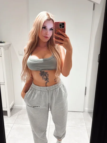 Feliz Nicole