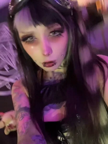 Flucsy Bunny 🐰🦇🖤🧷