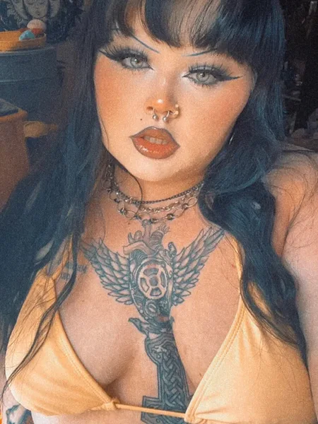 pretty baby 🖤
