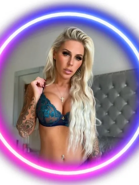 HOT WIFEY 💕