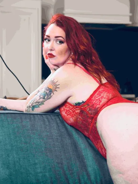 Ivy Von Curvez