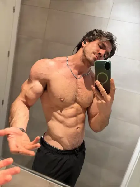 Hugs Kndelas