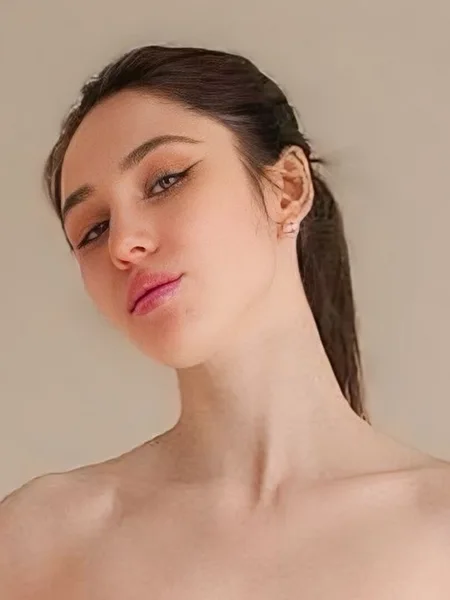 𝐋𝐈𝐋𝐘 𝐋𝐎𝐍𝐆