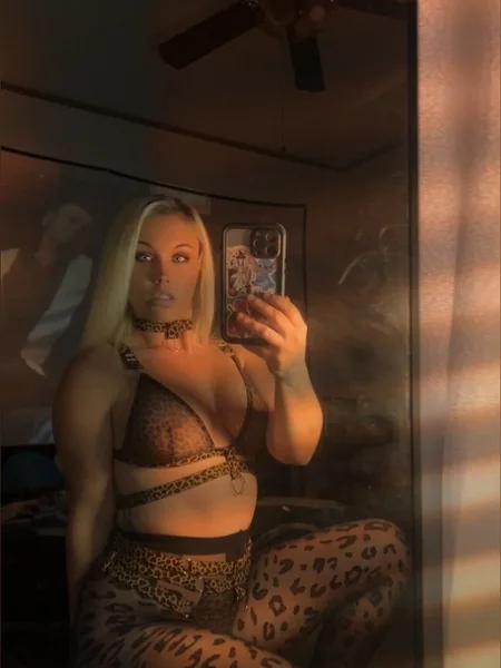 Your Cosplayer Girlfriend 👅