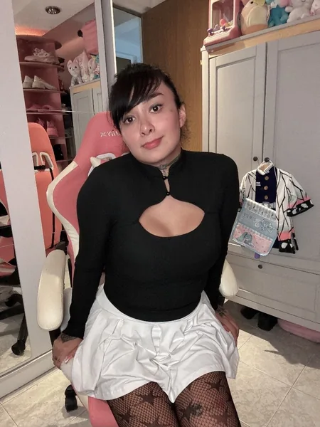 Mariel the girl with a tiny candy 🥴