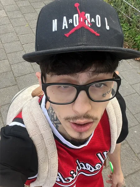 Skinnyyboyzz AKA ElPaPiDeTuHoe