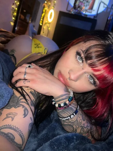 Madison 🖤 (YOUR GOTH BABE)