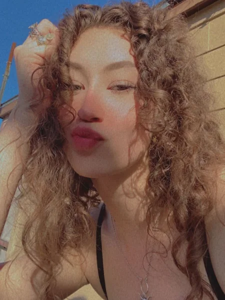 Molly Nicole avatar