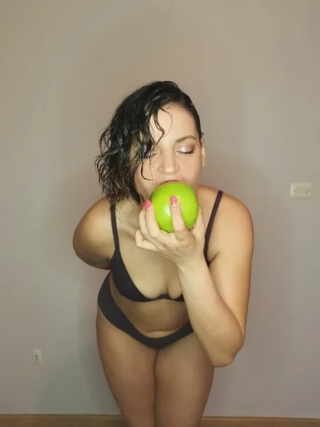 Mordiendo la manzana