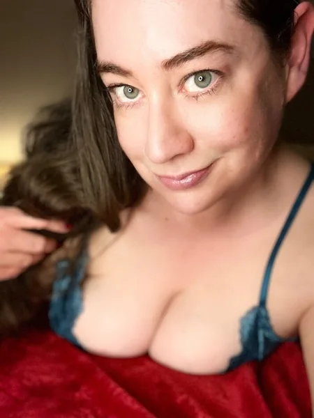Hot Housewife Holly
