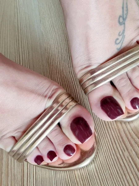 ninasfeet.toes