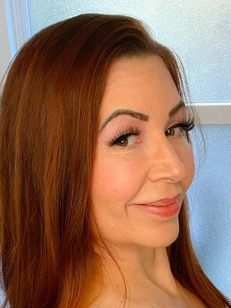 Phoebe Swinger | Podcaster | YouTuber