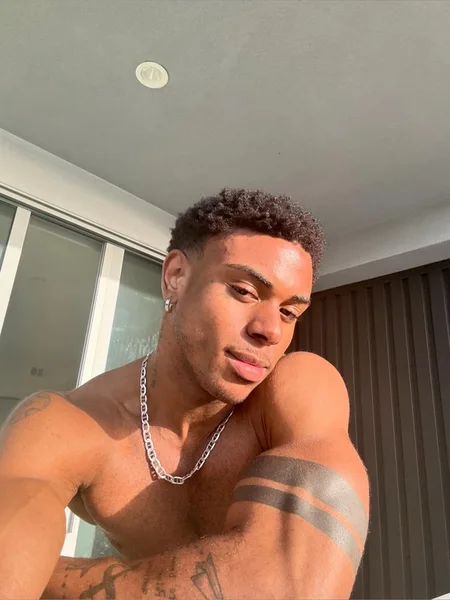 Prettyskinboi (V.I.P.)