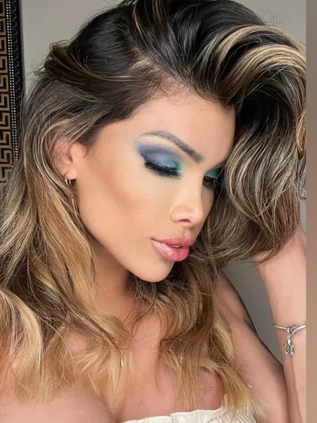 Rebecca Ferreira avatar