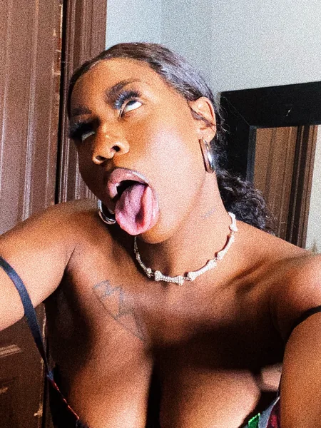 HOTMOM