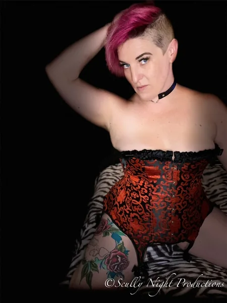 Tickled_pink_milf