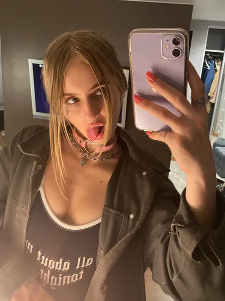 Smoking Sofi