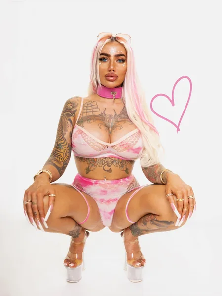 Long nails tattooed bimbo avatar