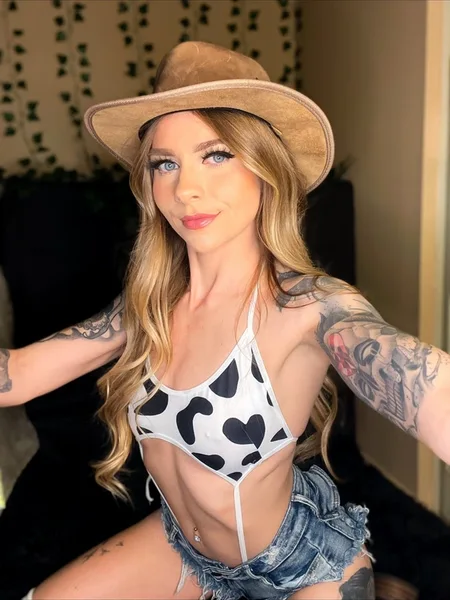 Tatted Blonde Babe🖤