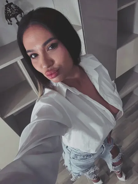 Adelina 🔥