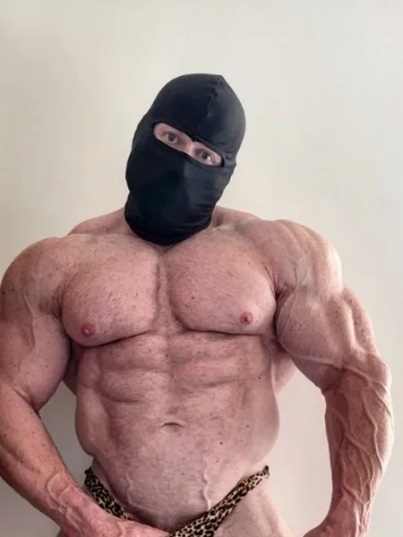 THE MASKED BODYBUILDER 💪🏽