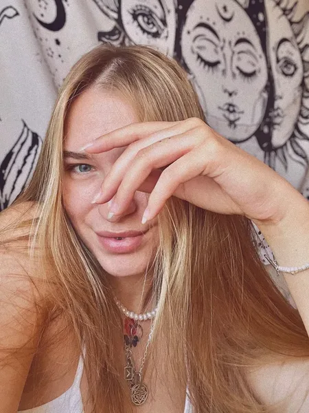 V 🌸