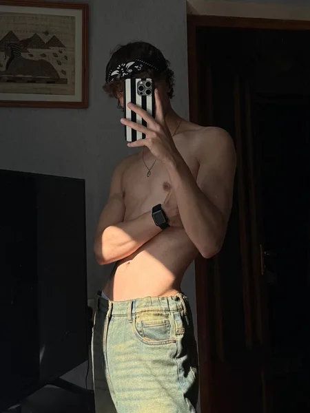 Vi